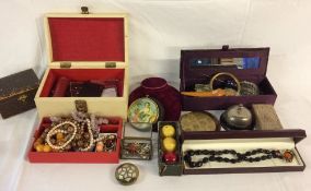 Costume jewellery, jewellery boxes, compact,