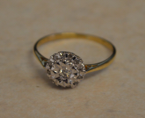 18ct gold illusion set diamond daisy ring, total weight approx 2.