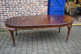 Early 20th century wind out mahogany dining table on cabriole legs (extending to 228 cm x 107 cm)