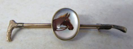 9ct gold reverse crystal intaglio brooch of a horse with crop bar total weight 5.