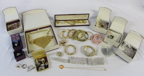 Quantity of costume jewellery inc bangles and necklaces