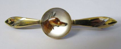 Tested as 15 ct gold reverse crystal intaglio brooch of a fox