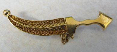 Tested as 18ct gold brooch styled as an Kanjar/Jambiya curved dagger, weight 8.