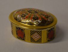 A small Royal Crown Derby Imari lidded trinket pot