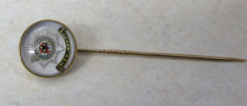 9ct gold reverse crystal intaglio stick pin of the Irish Guards