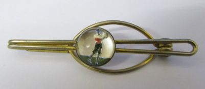 Gold plated reverse crystal intaglio tie clip of a golfer