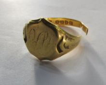 18ct gold monogramed ring with decorative shoulders (cut) weight 4.