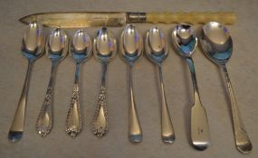 Silver teaspoons and a silver bladed knife with silver collar, total approx weight 4.