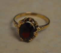 9ct gold garnet ring, approx total weight 2.