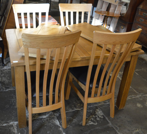 Modern oak draw leaf table with 2 leaves and 4 chairs (table extending to 198 cm x 91 cm)