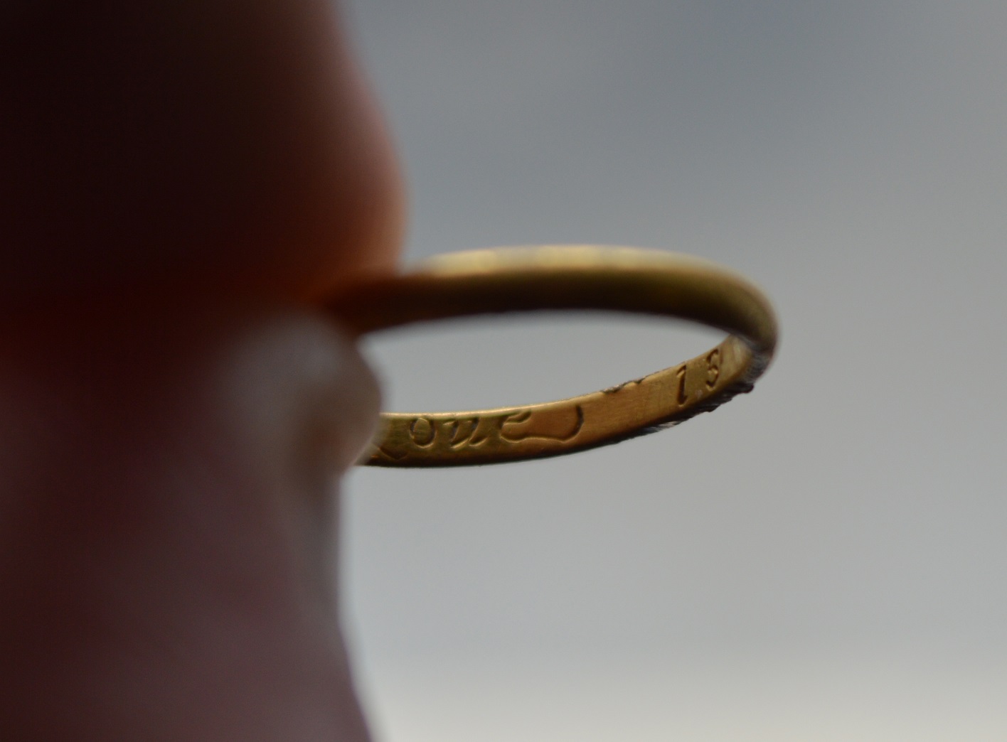 Gold posy ring with inscription 'Love is the caure' weight 1. - Image 4 of 4