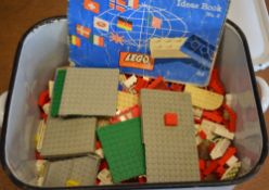 Quantity of vintage Lego (some damaged)