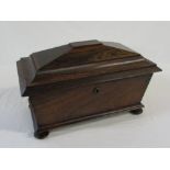 Mahogany sarcophagus shaped tea caddy with 3 compartments L 37 cm