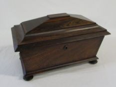 Mahogany sarcophagus shaped tea caddy with 3 compartments L 37 cm