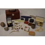 Quantity of costume jewellery including a Seiko watch, pearl necklace,
