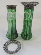 Pair of silver topped Art Nouveau green glass vases (1 af) Chester 1906 H 22 cm