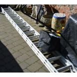 Aluminium extending ladders