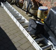 Aluminium extending ladders