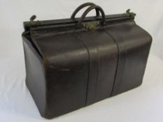 Large Gladstone leather bag with brass fasteners L 53 cm D 30 cm H 35 cm