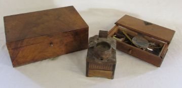 Assorted treen inc scales and cigarette holder (all af)
