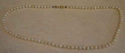 A pearl necklace with 9ct gold clasp