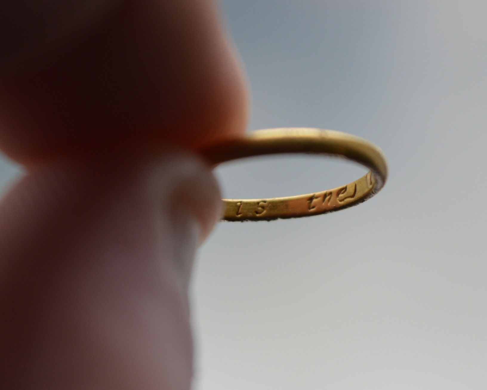 Gold posy ring with inscription 'Love is the caure' weight 1. - Image 3 of 4