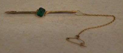 9ct gold bar brooch set with synthetic emerald and safety chain, total approx weight 3.