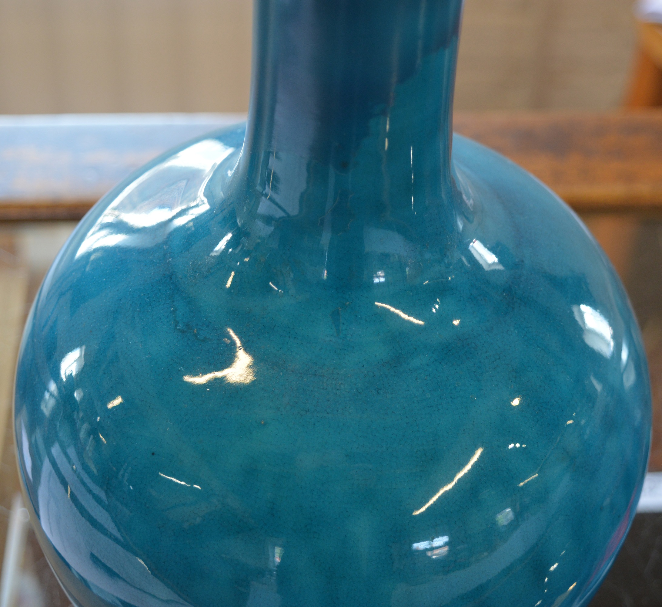 ** AMENDED DESCRIPTION ** Glazed ceramic vase on stand with previous restoration to neck - Image 3 of 4