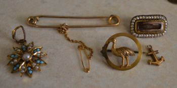 9ct gold pin with safety chain, 9ct gold anchor charm, yellow metal pin badge,