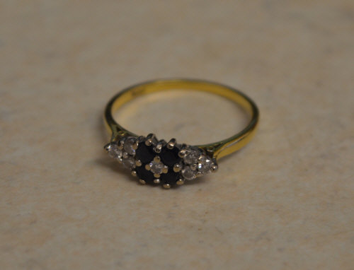 18ct gold diamond and sapphire cluster ring, approx 0.