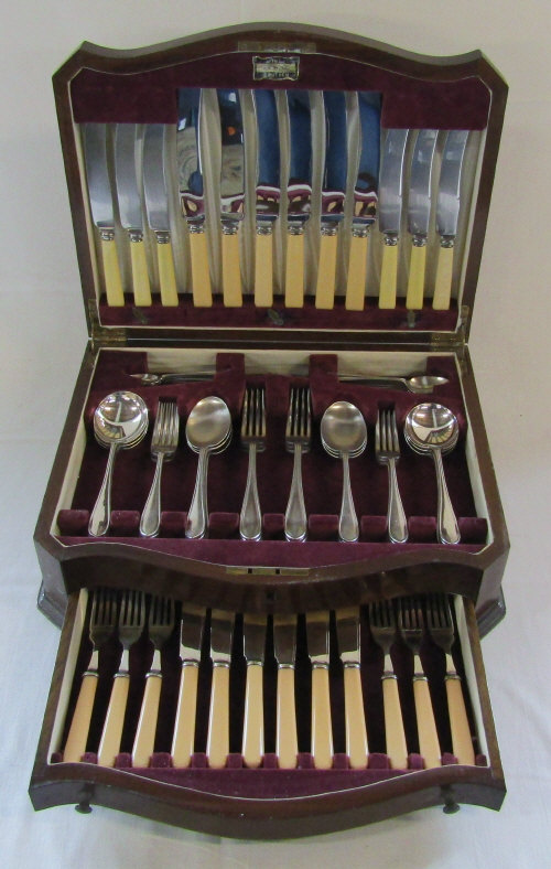 Serpentine fronted boxed canteen of cutlery