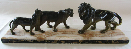 Cold painted bronze of a family of lions on marble base L 60 cm