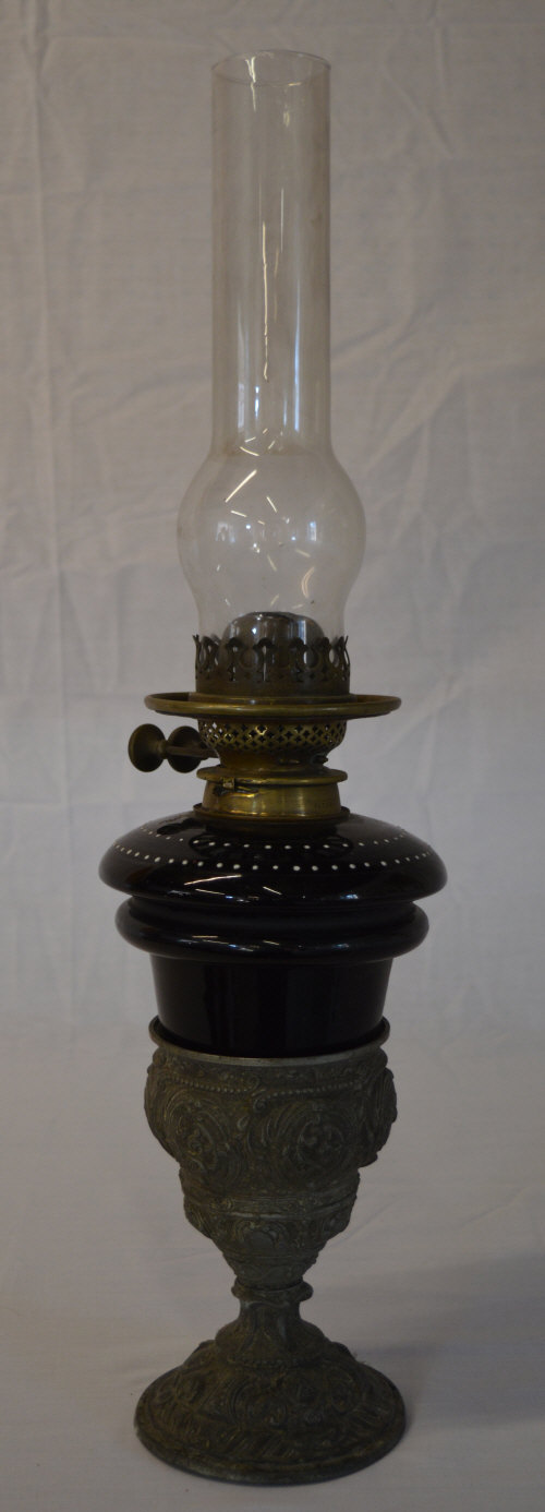 Oil lamp with chimney