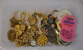 Various costume jewellery and badges