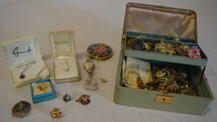 Various costume jewellery including silver and niello work pieces