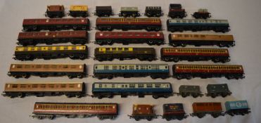 Quantity of carriages and wagons including Hornby