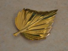 9ct gold brooch in the form of a leaf, total approx weight 2.