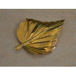 9ct gold brooch in the form of a leaf, total approx weight 2.