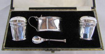 Cased silver condiment set London 1934/35