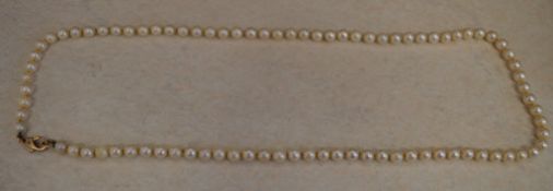 String of pearls with a 9ct gold clasp,