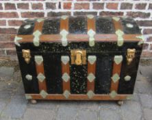 Dome top travelling trunk on castors (no key)