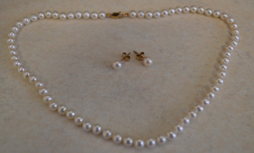 Pearl necklace with 9ct gold clasp and a pair of 9ct gold single pearl earrings - Image 2 of 2