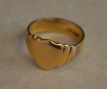 18ct gold mens shield shaped signet ring, total approx weight 7.