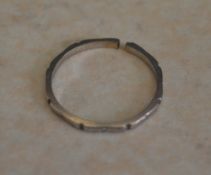 Small band marked 'PLATINUM', total approx weight 1.