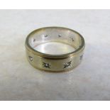 9ct gold band ring with diamond accents size J weight 3.