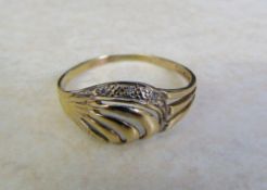 9ct gold ring with diamond accents size Q weight 1.