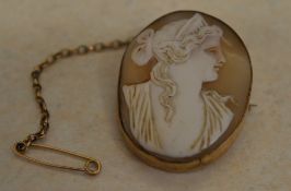 Ornate 9ct gold cameo brooch with safety chain,