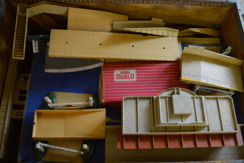 Box of Hornby Dublo accessories (AF)