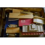 Box of Hornby Dublo accessories (AF)