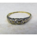 18ct gold three stone diamond ring weight 1.